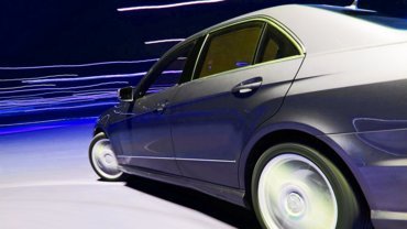 Das Bild eines blauen modernen Autos steht für die Autoindustrie von Schlemmer.